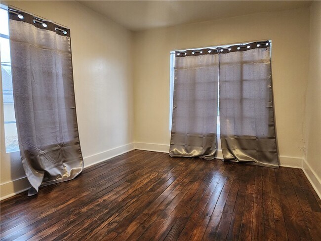 Building Photo - 415 W Poplar St