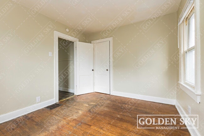 Building Photo - 2937 N Kenwood Ave