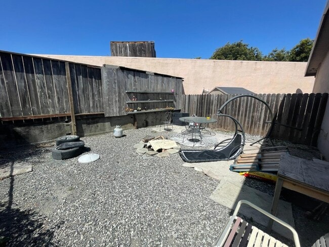 Building Photo - 204 Lauren Ave