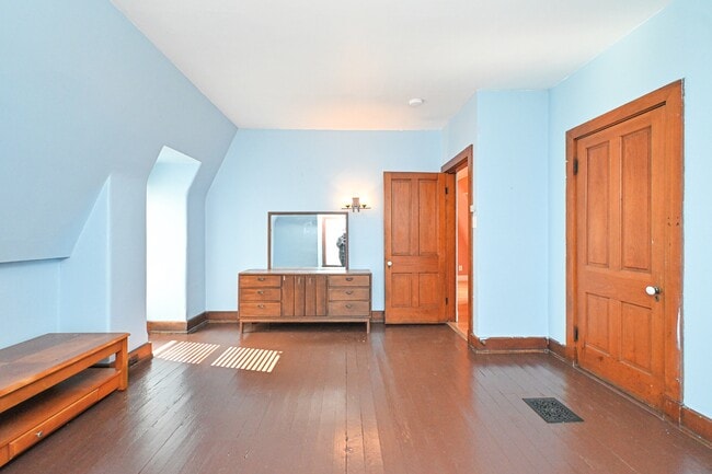 Building Photo - 735 Considine Ave