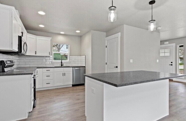 Building Photo - 465 S 3rd E St