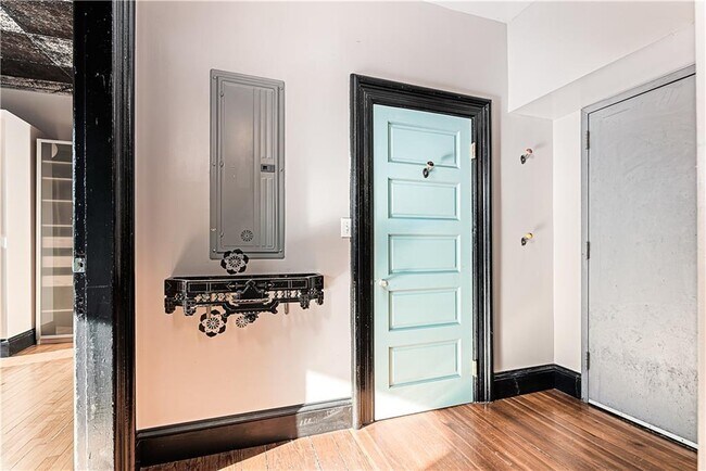 Building Photo - 114 Main St