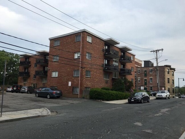 Building Photo - 1 Bedroom Brighton Apartment on MBTA/Green Line
