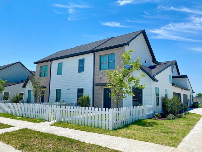 Building Photo - Townhomes at Princeton Meadows