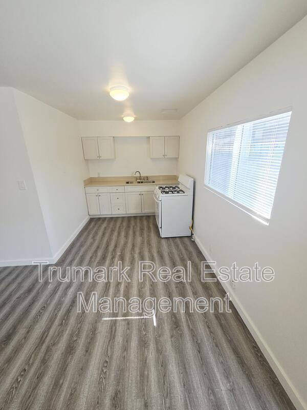 Building Photo - 1020 S Gerhart Ave