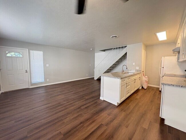 Building Photo - Charming Two Bedroom Condo