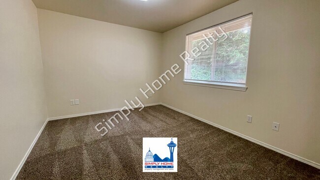 Building Photo - LUXURY DUPLEX RENTAL WITH SPACIOUS BACKYARD