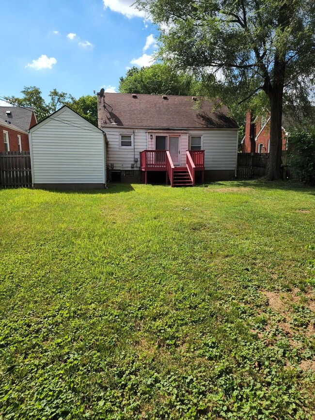 Building Photo - 3 Bedroom, 2 Bathroom Home In St. Mathews