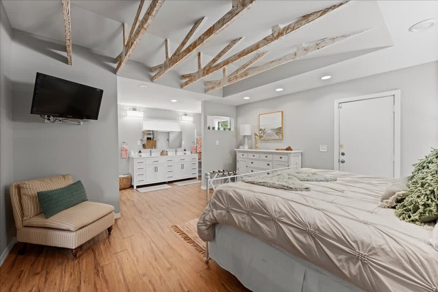 Building Photo - 1345 Bayshore Dr