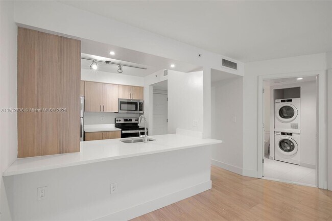 Building Photo - 1756 N Bayshore Dr