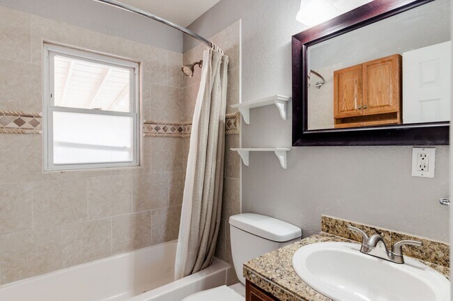 Building Photo - $0 DEPOSIT OPTION. 3BED/1BATH WITH ONE CAR...