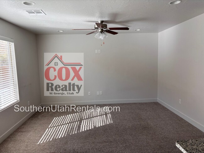 Building Photo - 3 bed / 2.5 bath / 2-car with washer/dryer...