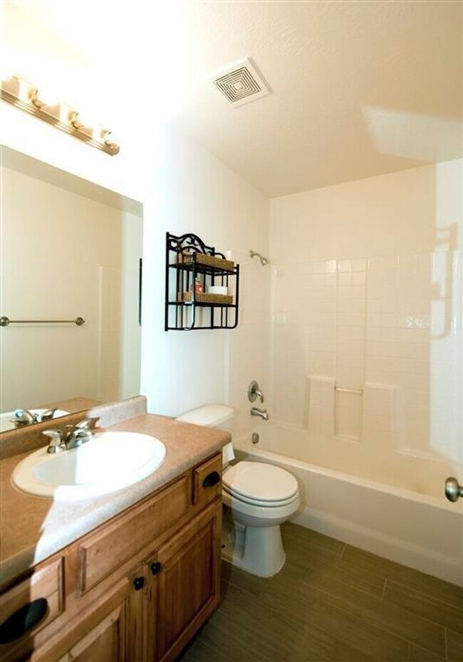 Building Photo - Cute Hidden Valley Townhome!