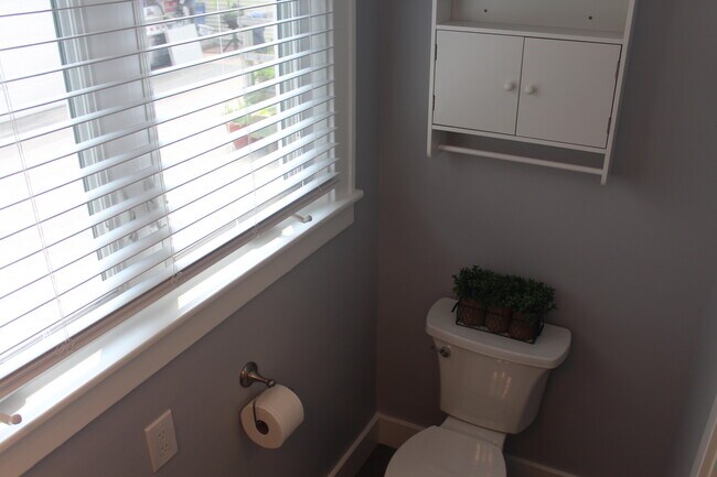 Building Photo - 834 4th St NW