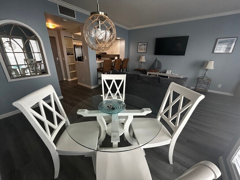 Dining Area - 655 Columbia St