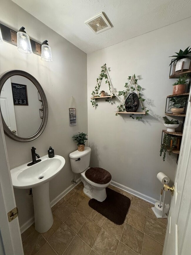 Building Photo - 4Bed 2.5Bath