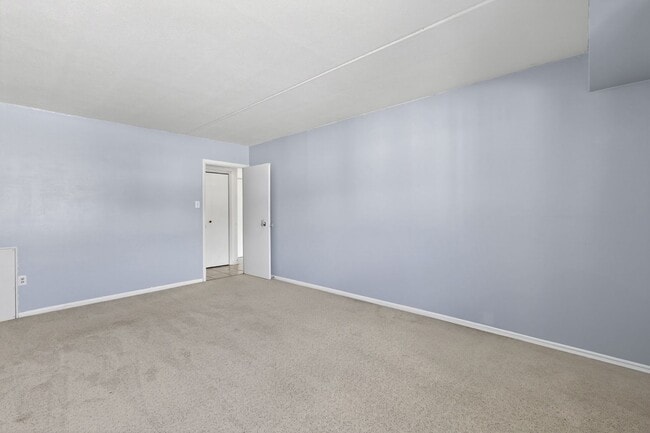 Building Photo - 1 Bedroom Condo Walking distance to UofD