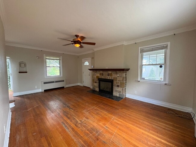 Building Photo - 3 Bedroom/1.5 bath house with Basement and Fenced Backyard!