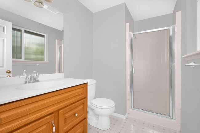 Building Photo - 4 Bedroom 3 Bath Split Level Kirkland