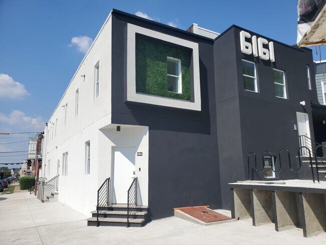 Building Photo - Private fenced yard! Modern, stylish & fully updated apartment!