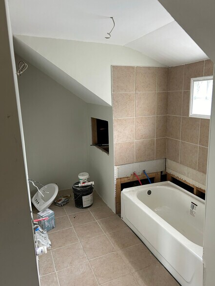 Building Photo - 600 N Sherman St