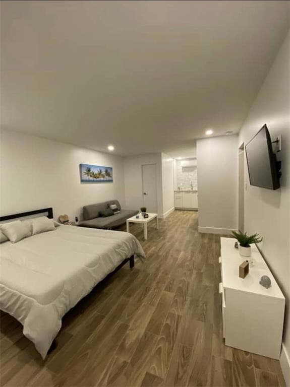 Building Photo - 902 NE 38th St