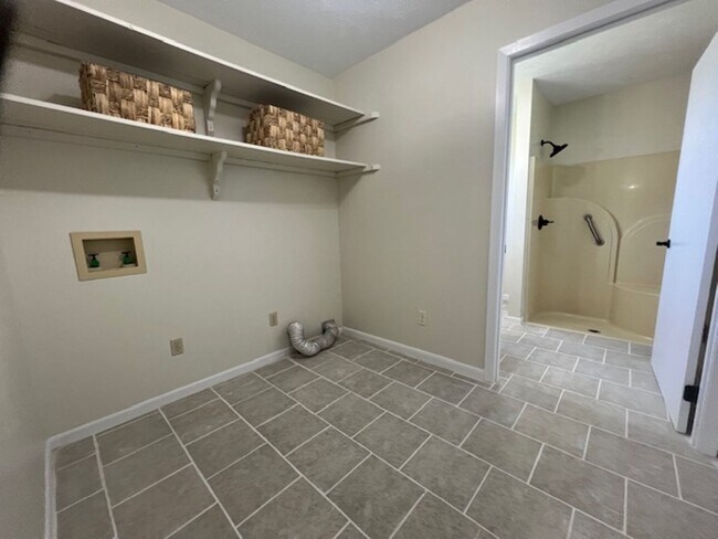 Building Photo - One-Level Living at the End of a Quiet Cul...