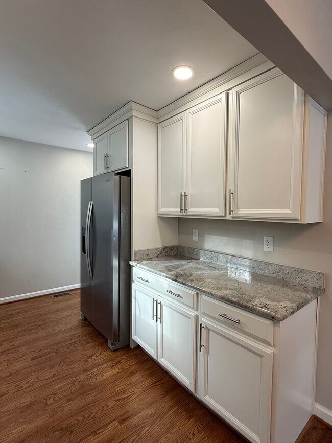 Building Photo - Beautiful Ranch located in Roanoke County