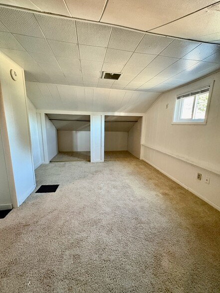 Building Photo - 108 River St