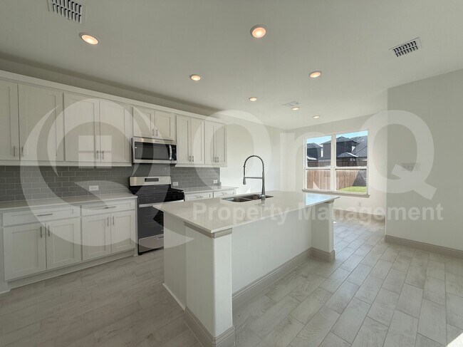 Building Photo - 904 Santa Lucia Dr