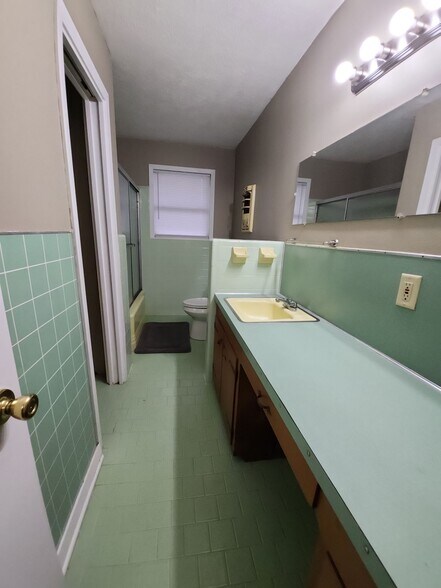 Building Photo - 701 Grigsby Ave