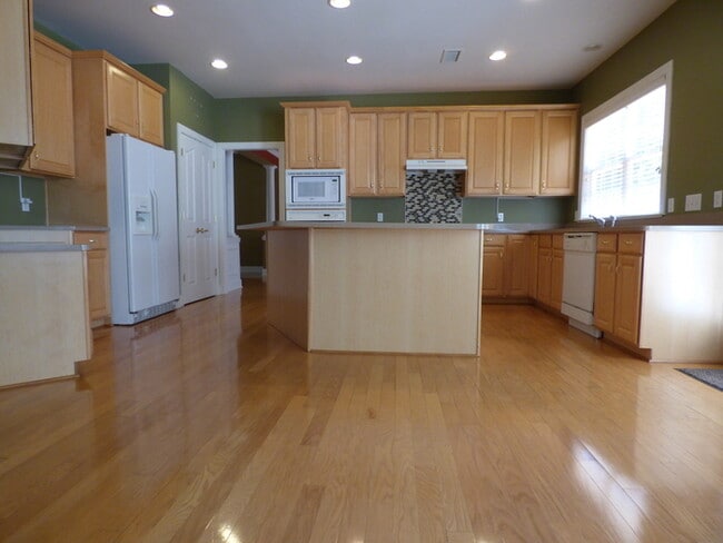 Building Photo - Beautiful Home in Cady Lake Subdivision