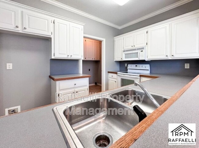 Building Photo - 6 Fernwood Dr