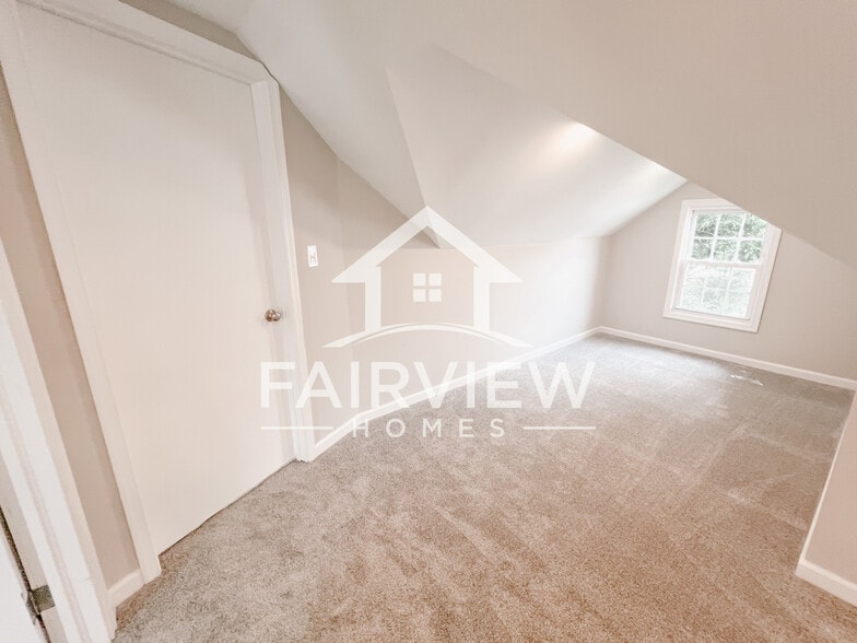 Building Photo - 3239 Mayflower Dr