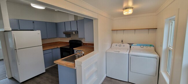 Building Photo - Cozy South Beacon Hill Cottage with 2 bedrooms, bonus room, and large yard with territorial views