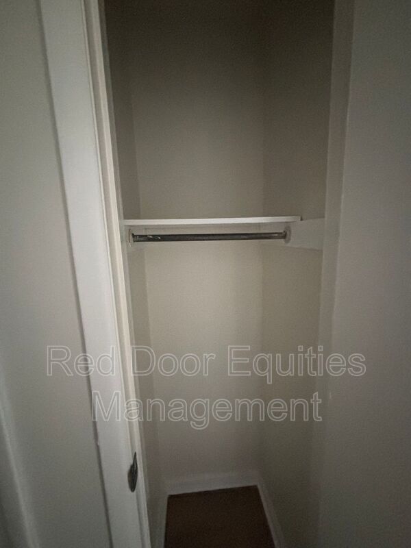 Building Photo - 709 W 6th Ave