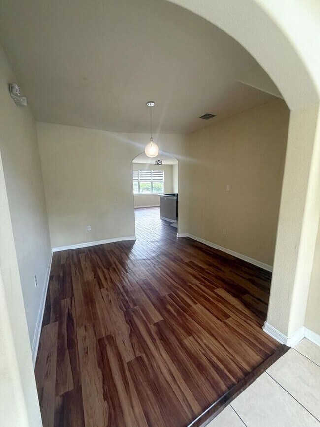 Building Photo - Beautiful Townhouse