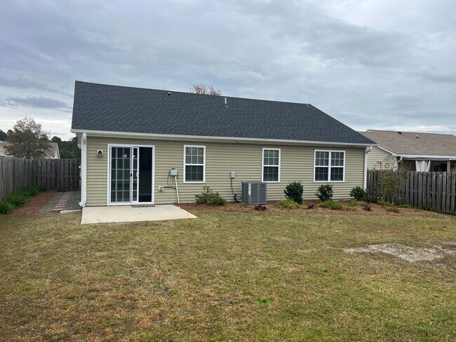 Building Photo - Great Location