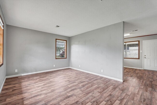 Building Photo - 3 Bedroom Home Across from JHS