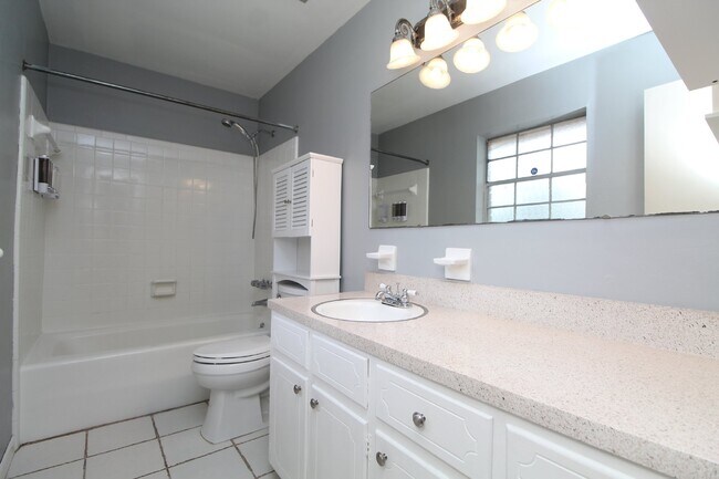 Building Photo - Beautiful 3BR Home in North Hill – Special...