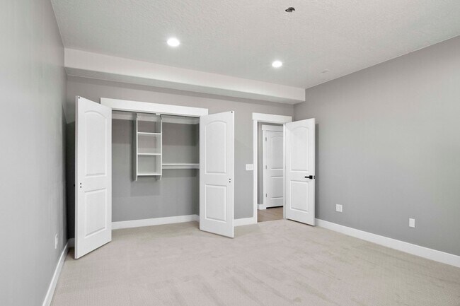 Building Photo - 1047 W Boston Ct