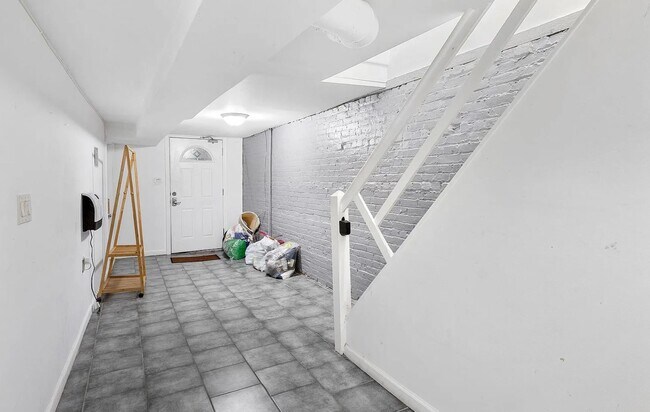 Building Photo - 294 Ege Ave