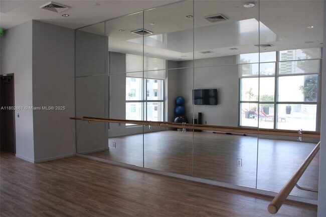 Building Photo - 1100S S Miami Ave