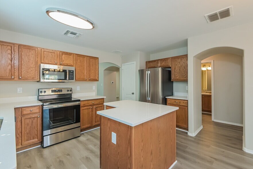 Building Photo - 660 W Cholla Crest Dr