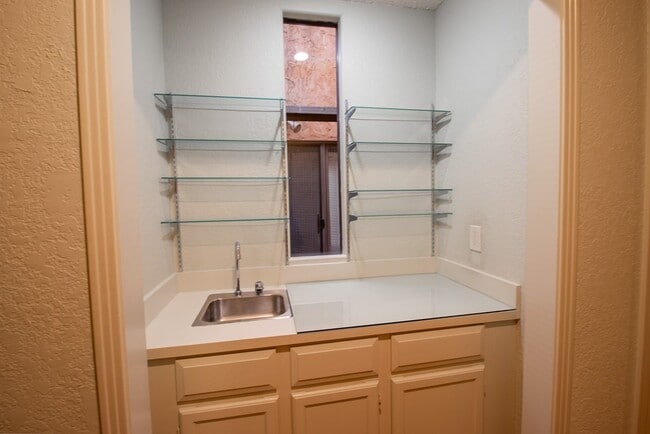 Building Photo - 1127 Lois St