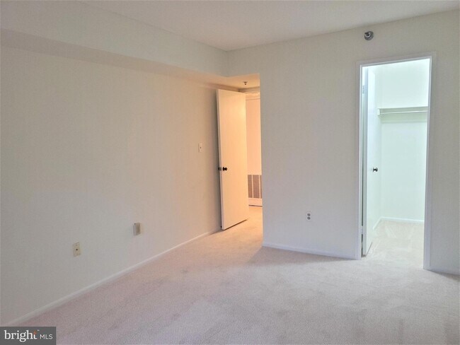 Building Photo - 15100 Interlachen Dr