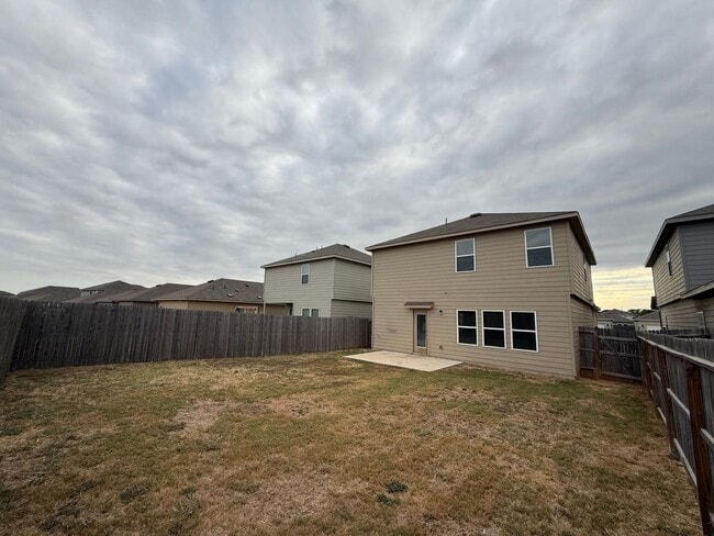 Building Photo - 4 Bedrooms, 2.5 Bathroom house with a huge back yard in New Braunfels!