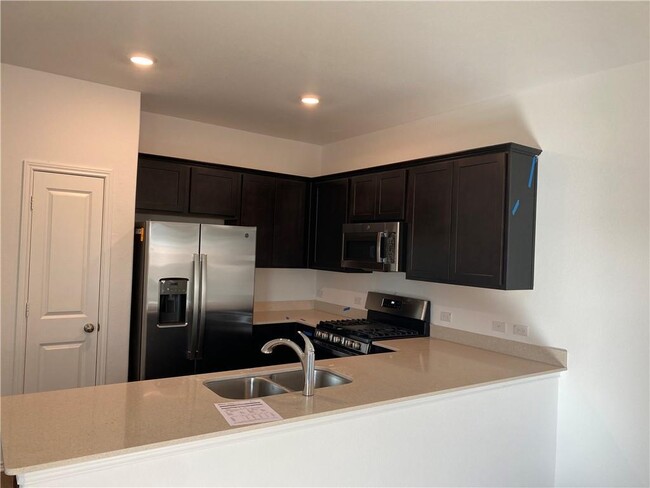 Building Photo - 440 Gabbro Gdns