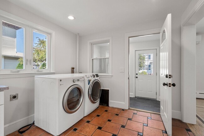 Building Photo - 45 Henshaw St