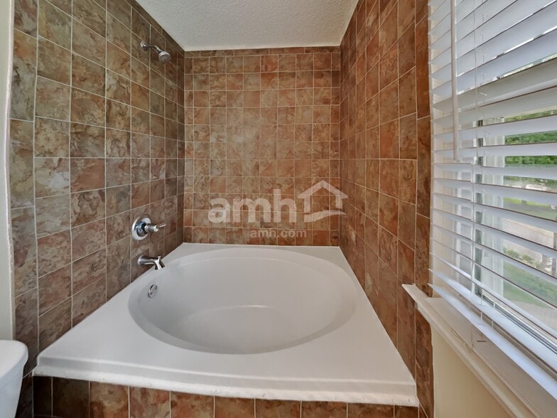 Building Photo - 11618 English Oak Ln